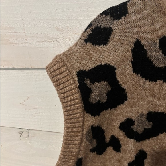 Anthropologie Spotted Knit
Vest Tan and Black Animal Print Sweater.One Size - Picture 8 of 9